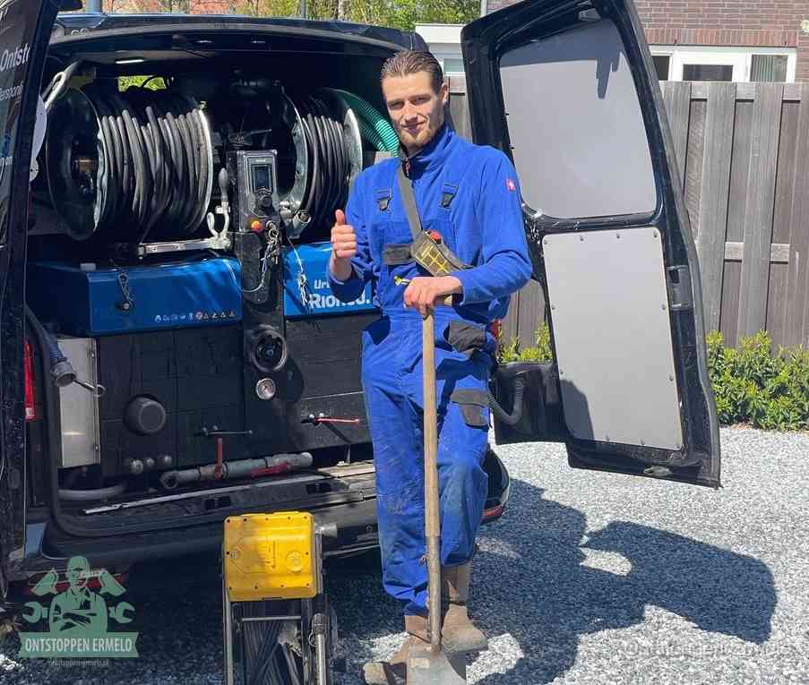 Een monteur met gereedschapsriem en klembord, klaar om een transparant vast tarief te geven voor het ontstoppen in Ermelo