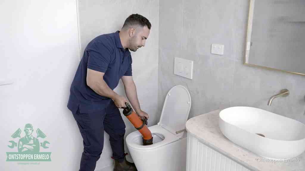 Een wc wordt met een handmatige ontstopper losgepompt, een verstopt toilet zelf ontstoppen met huismiddelen in Ermelo